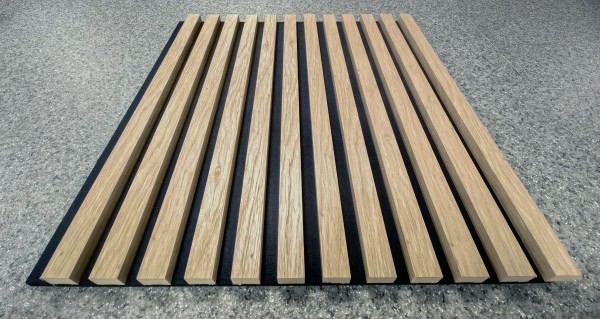 Акустичен панел с 3D MDF ламели 30/18/2750mm, цвят Натурален дъб и подложка от PET филц с фуга 20 мм - 600/2750mm